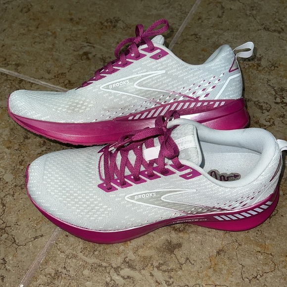 Brooks women’s running shoes - Picture 5 of 8